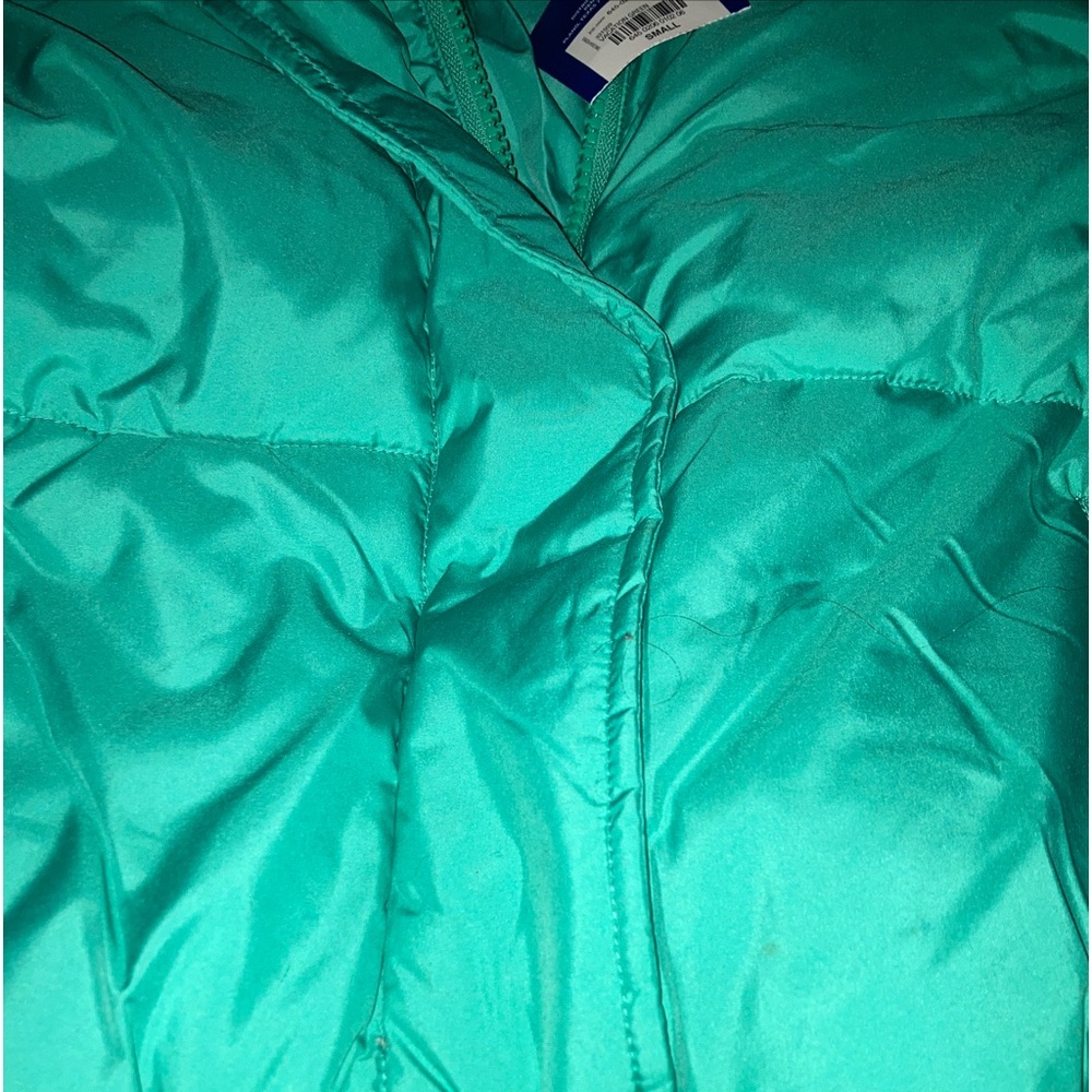 Size 8 puffer jacket with tags. It doesn't fit my daughter.